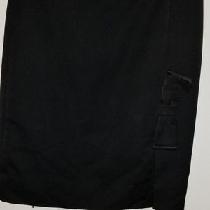Black skirt with bow on the side with an open slit